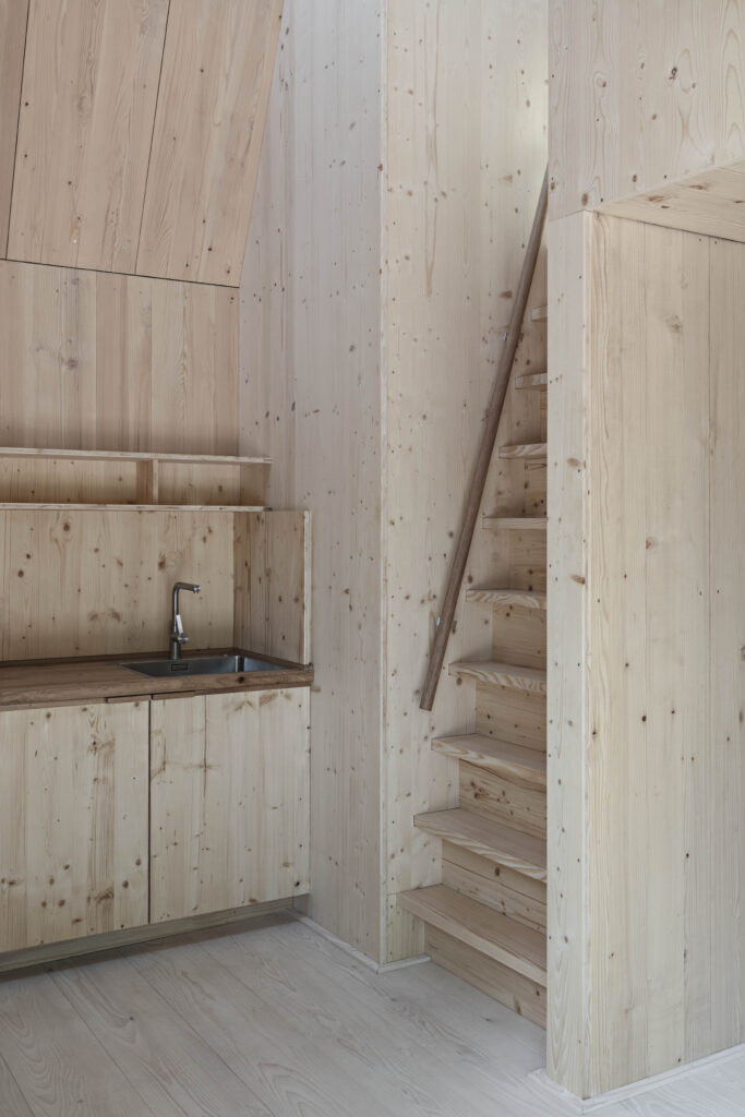 Tiny_House_Durlach_Kochen und Treppe CE