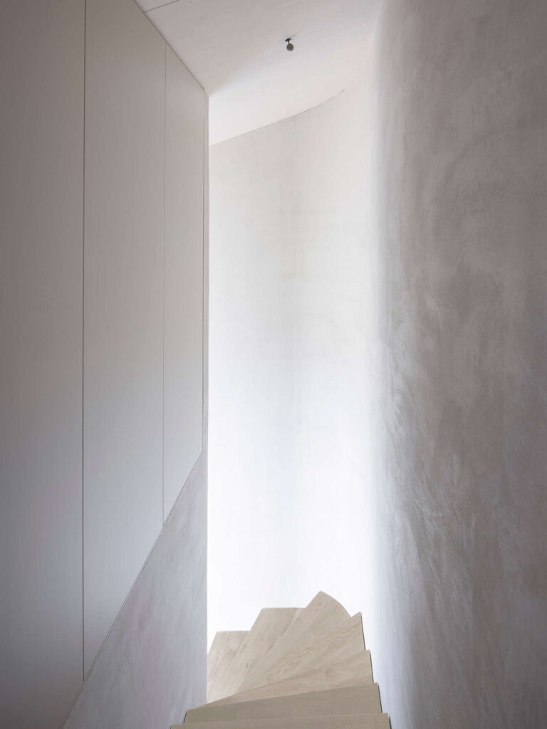 Schneider-Hoffmann-Architekten-Ferienhaus-Kraichgau-Foto-Treppe